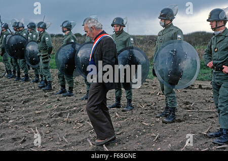 Ratsmitglied der Gemeinde Plogoff, Süd West-Bretagne vor Gendarmerie Mobile Französisch, Französisch riot Squad, Bretagne, Frankreich Stockfoto