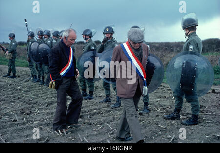 Ratsmitglieder der Gemeinde Plogoff, Süd West-Bretagne vor Gendarmerie Mobile Französisch, Französisch riot Squad, Bretagne, Frankreich Stockfoto