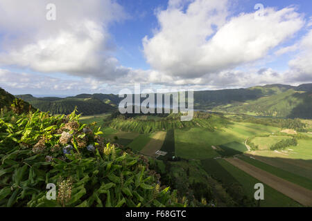 Blick auf die Caldera aus der Cuumeiras mit der Caldeira Santiago Kegel in de Sete Cidades, Ponta Delgada, São Miguel, Azoren Stockfoto