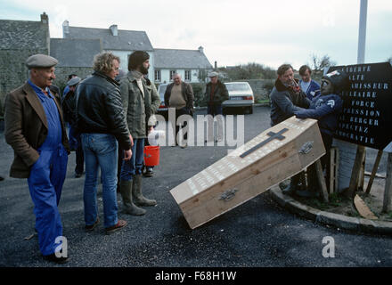 Antinukleäre Demonstranten in Plogoff, Süd-West-Bretagne vor Sarg und Bildnis von der Gendarmerie Mobile Französisch Französisch Polizei, Bretagne, Frankreich Stockfoto