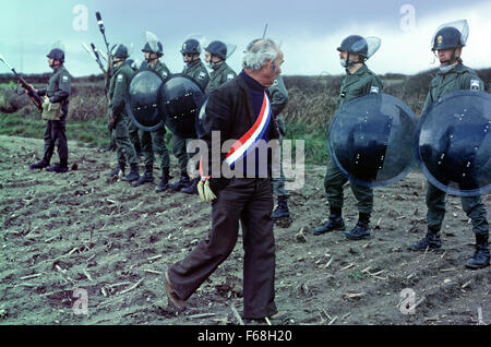 Ratsmitglied der Gemeinde Plogoff, Süd West-Bretagne vor Gendarmerie Mobile Französisch, Französisch riot Squad, Bretagne, Frankreich Stockfoto