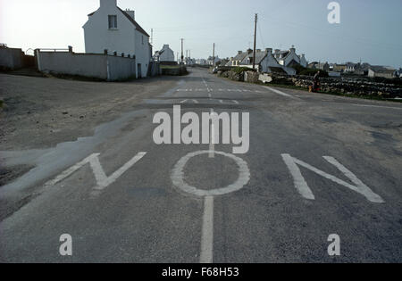 Nein zur Atomkraft auf Straße in Plogoff, einem kleinen Dorf in Süd-West-Bretagne, während malte antinukleäre Demonstrationen, Frankreich Stockfoto