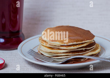 Stapel von Pfannkuchen, Frühstück am Tisch Stockfoto