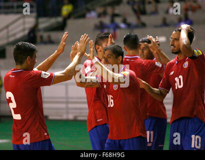 San Jose, Costa Rica. 13. November 2015. Cristian Gamboa (vorne, C) von Costa Rica feiert sein Tor mit Teamkollegen in einem Qualifikationsspiel zur WM 2018 Russland zwischen Costa Rica und Haiti im Nationalstadion in San Jose, der Hauptstadt von Costa Rica, am 13. November 2015 statt. Costa Rica gewann 1: 0. © Kent Gilbert/Xinhua/Alamy Live-Nachrichten Stockfoto