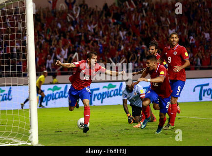 San Jose, Costa Rica. 13. November 2015. Cristian Gamboa (1., L) von Costa Rica feiert sein Tor gegen Haiti bei einem Qualifikationsspiel zur WM 2018 Russland zwischen Costa Rica und Haiti im Nationalstadion in San Jose, der Hauptstadt von Costa Rica, am 13. November 2015 statt. Costa Rica gewann 1: 0. © Kent Gilbert/Xinhua/Alamy Live-Nachrichten Stockfoto