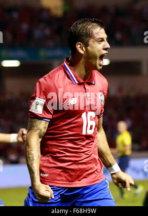 San Jose, Costa Rica. 13. November 2015. Cristian Gamboa von Costa Rica feiert sein Tor gegen Haiti bei einem Qualifikationsspiel zur WM 2018 Russland zwischen Costa Rica und Haiti im Nationalstadion in San Jose, der Hauptstadt von Costa Rica, am 13. November 2015 statt. Costa Rica gewann 1: 0. © Kent Gilbert/Xinhua/Alamy Live-Nachrichten Stockfoto