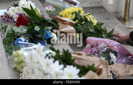 London, Paris, UK. 14. November 2015. Blumen sind vor der französischen Botschaft in London, Vereinigtes Königreich, zu trauern, die Opfer einer Serie von Anschlägen in Paris, am 14. November 2015 aufgestellt. Bildnachweis: Han Yan/Xinhua/Alamy Live-Nachrichten Stockfoto