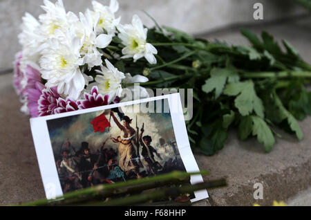 London, Paris, UK. 14. November 2015. Blumen sind vor der französischen Botschaft in London, Vereinigtes Königreich, zu trauern, die Opfer einer Serie von Anschlägen in Paris, am 14. November 2015 aufgestellt. Bildnachweis: Han Yan/Xinhua/Alamy Live-Nachrichten Stockfoto