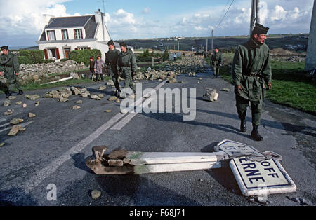 Straße in Plogoff, Süd-West-Bretagne gefüllt mit großen Steinen von antinukleäre Demonstranten, Frankreich Stockfoto