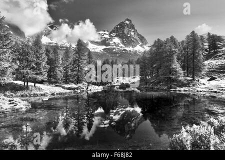 Landschaft von Blue Lake auf den Berg Cervino in Infrarot-Version, Aostatal - Italien Stockfoto