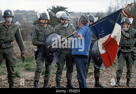 Französische antinukleäre Demonstrant Konfrontation mit Gendarmerie Mobile in Plogoff, einem kleinen Dorf in Plogoff, Frankreich Stockfoto