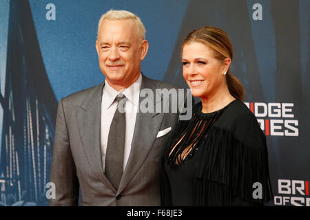 Berlin, Deutschland. 13. November 2015. ZOO Palast Kino, Berlin, Deutschland. 13. November 2015. Tom Hanks und seine Ehefrau Rita Wilson besuchen "Agentenbrücke" Filmpremiere im Kino ZOO Palast in Berlin, Deutschland.  Bildnachweis: Piotr Zajac/Alamy Live-Nachrichten Stockfoto