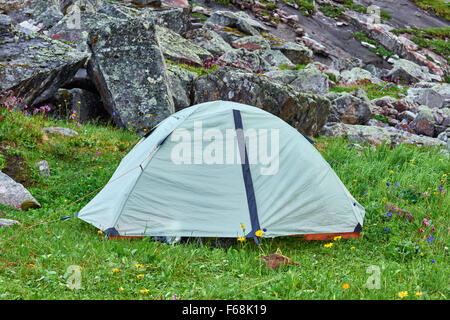 Leichtes Wandern Kuppelzelt auf dem grünen Rasen Stockfoto