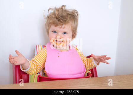 1 Jahr altes Baby Essen messily, England, UK Stockfoto