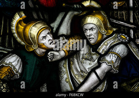 Soldaten an Christi Kreuzigung Glasmalerei, Allerheiligen und St. James Church, Kings Cliffe, Northamptonshire, England, UK Stockfoto