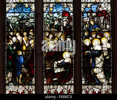 Christus mit Kreuz Glasmalerei, Allerheiligen und St. James Church, Kings Cliffe, Northamptonshire, England, UK Stockfoto