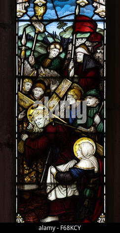 Christus mit Kreuz Glasmalerei, Allerheiligen und St. James Church, Kings Cliffe, Northamptonshire, England, UK Stockfoto