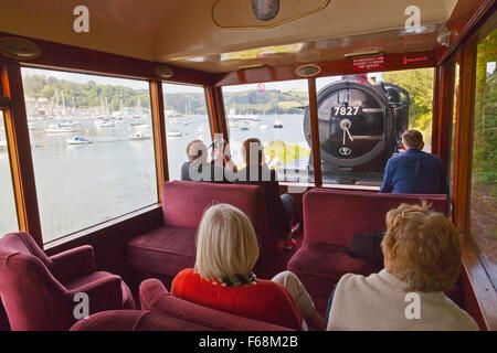 Lokomotive 7827 "Lydham Manor" zieht seine Bahn neben dem Fluss Dart auf Paignton - Dartmouth Steam Railway, Devon, UK Stockfoto