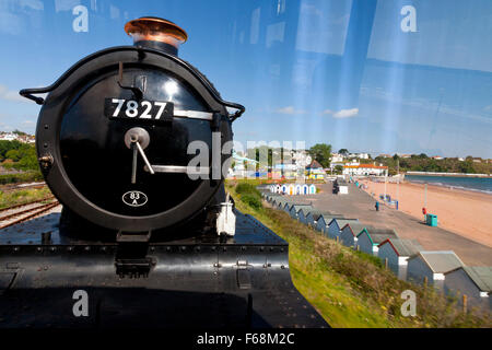 Lokomotive 7827 "Lydham Manor" zieht der Zug vorbei an Goodrington Sands auf Paignton - Dartmouth Steam Railway, Devon, UK Stockfoto