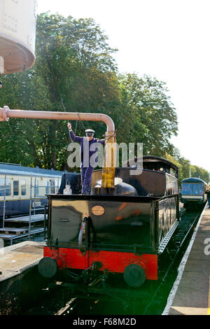 Lokomotive 7827 "Lydham Manor" Einnahme Wasser in Paignton station auf der Paignton - Dartmouth Steam Railway, Devon, UK Stockfoto