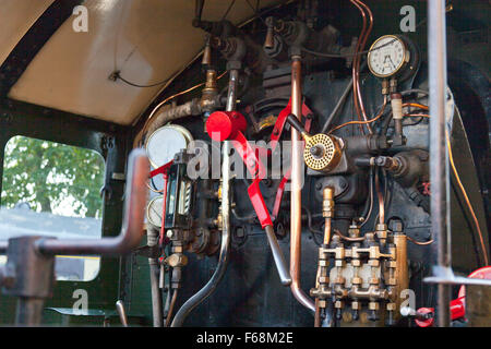 Lokomotive 7827 "Lydham Manor" Fußplatte Steuerelemente in Paignton - Dartmouth Steam Railway, Devon, UK Stockfoto