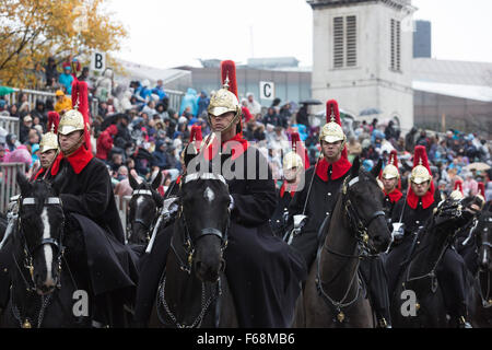London, UK. 14. November 2015. Soldaten zu Pferde. Der Lord Mayor Show in der Londoner City feiert seinen 800. Geburtstag mit einem 7.000 starken Festumzug einschließlich 173 Pferde, 140 Fahrzeuge, marching Bands, Dampfwalzen und Oldtimer-Fahrzeugen. Bildnachweis: Bas/Alamy Live-Nachrichten Stockfoto