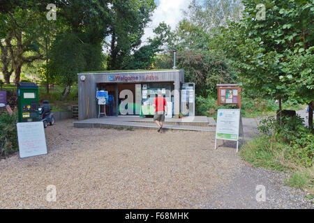 Das Besucherzentrum und Eingang der RSPB Arne Reserve im Hafen von Poole, Dorset, England. Stockfoto