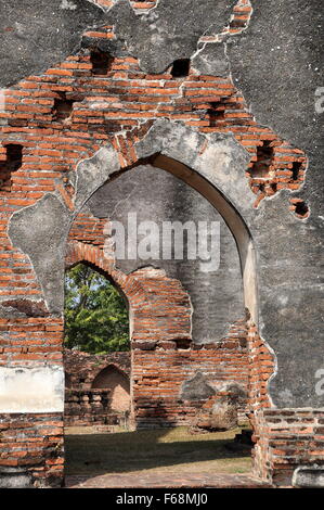 Lopburi, Thailand: Gewölbte Türen innen Das Ubosot Wat Phra Sri Rattana Mahathat Heiligtum Halle Ruinen Stockfoto