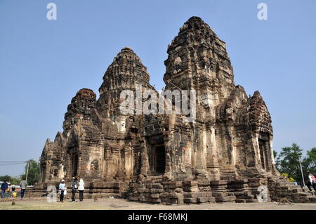 Lopburi, Thailand: Besucher am historischen alten Khmer Wat Phra Prang Sam Yot, dem Affentempel Stockfoto