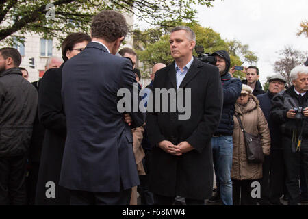 Warschau, Polen. 14. November 2015. Der polnische Premierminister Ewa Kopacz, französischer Botschafter in Polen Pierre Bühler und polnischer Minister für nationale Verteidigung Tomasz Siemoniak vor der französischen Botschaft (nach einer Reihe von Terroranschlägen in Paris) am 14. November 2015 in Warschau, Polen. Bildnachweis: Mateusz Wlodarczyk/Alamy Live-Nachrichten Stockfoto