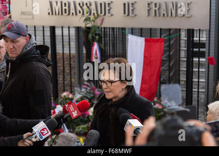 Warschau, Polen. 14. November 2015. Der polnische Premierminister Ewa Kopacz Aussage nach einer Reihe von Terroranschlägen in Paris. 14. November 2015 in der französischen Botschaft, Warschau, Polen. Bildnachweis: Mateusz Wlodarczyk/Alamy Live-Nachrichten Stockfoto