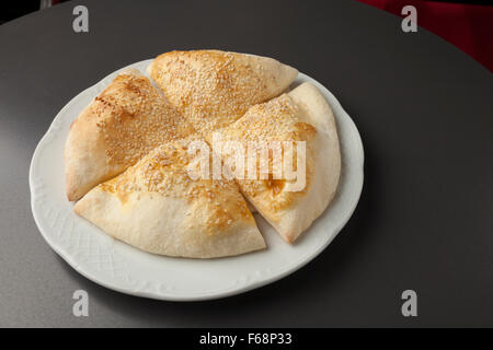 Pizza-Brot mit Sussame auf weißen Teller Stockfoto