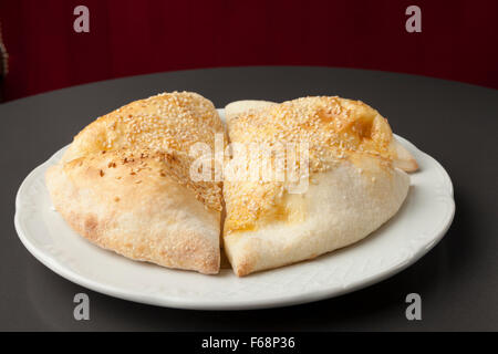 Pizza-Brot mit Sussame auf weißen Teller Stockfoto