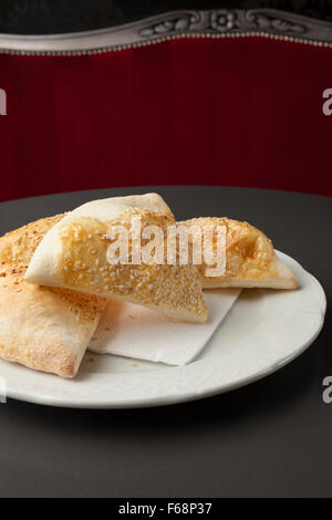 Pizza-Brot mit Sussame auf weißen Teller Stockfoto