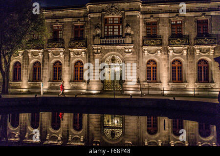 Schloss Chapultepec, Park Chapultepec, Mexiko-Stadt. Das Schloss ist Relflected im Wasser. Stockfoto