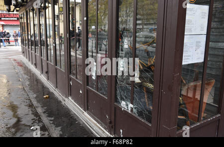 Paris, Frankreich. 14. November 2015. Einschusslöcher in der Cafe Bonne Biere in der Rue De La Fontaine au Roi, in Paris, Frankreich, 14. November 2015. In einer Reihe von Terroranschlägen in Paris sind mindestens 120 Menschen getötet worden. Foto: UWE ANSPACH/DPA/Alamy Live-Nachrichten Stockfoto