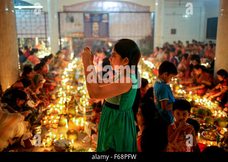 Dhaka, Bangladesch. 14. November 2015. Heute ist der 4. Tag des hinduistischen religiösen Anlass Rakher Upabash genannt. Hinduistische Gläubigen zusammen Erdgeschoss in Lokenath Ramakrishna Tempel in Swamibag, Dhaka für beten zu Lokenath Ramakrishna - wer Baba Lokenath oder einfach Lokenath heißt gelegen war aus dem 18. Jahrhundert Hindu heilige und Philosophen in Bengalen. Lokenath wurde am 31. August 1730 geboren. Die viertägige Veranstaltung weiterhin dienstags und samstags in der Woche, von 2 Wochen gefolgt, geschehen. Bildnachweis: Mohammad Ponir Hossain/ZUMA Draht/Alamy Live-Nachrichten Stockfoto