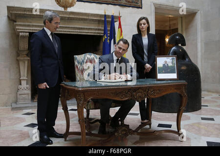 Madrid, Spanien. 14. November 2015. König Felipe VI. und Königin Letizia werden durch den französischen Botschafter nach Spanien begrüßt, Yves Saint-Geours bei ihrer Ankunft an der französischen Botschaft, melden Sie das Buch von Beileid für die Opfer der 13 November Anschlägen von Paris, in Madrid, Spanien, 14. November 2015. Mindestens 120 Menschen getötet wurden in einer Reihe von Anschlägen in Paris am 13. November nach französischen Beamten Kredit: Jack Abuin/ZUMA Draht/Alamy Live News Stockfoto