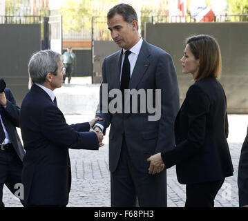 Madrid, Spanien. 14. November 2015. König Felipe VI. und Königin Letizia werden durch den französischen Botschafter nach Spanien begrüßt, Yves Saint-Geours bei ihrer Ankunft an der französischen Botschaft, melden Sie das Buch von Beileid für die Opfer der 13 November Anschlägen von Paris, in Madrid, Spanien, 14. November 2015. Mindestens 120 Menschen getötet wurden in einer Reihe von Anschlägen in Paris am 13. November nach französischen Beamten Kredit: Jack Abuin/ZUMA Draht/Alamy Live News Stockfoto