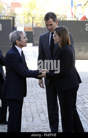 Madrid, Spanien. 14. November 2015. König Felipe VI. und Königin Letizia werden durch den französischen Botschafter nach Spanien begrüßt, Yves Saint-Geours bei ihrer Ankunft an der französischen Botschaft, melden Sie das Buch von Beileid für die Opfer der 13 November Anschlägen von Paris, in Madrid, Spanien, 14. November 2015. Mindestens 120 Menschen getötet wurden in einer Reihe von Anschlägen in Paris am 13. November nach französischen Beamten Kredit: Jack Abuin/ZUMA Draht/Alamy Live News Stockfoto