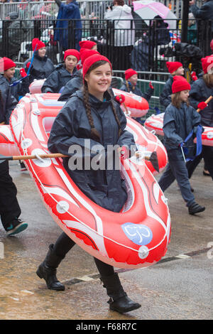 London, UK. 14. November 2015. Girlguiding aus London und Südostengland. Der Lord Mayor Show in der Londoner City feiert seinen 800. Geburtstag mit einem 7.000 starken Festumzug einschließlich 173 Pferde, 140 Fahrzeuge, marching Bands, Dampfwalzen und Oldtimer-Fahrzeugen. Bildnachweis: Bas/Alamy Live-Nachrichten Stockfoto