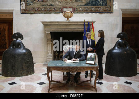 Madrid, Spanien. 14. November 2015. König Felipe VI. und Königin Letizia werden durch den französischen Botschafter nach Spanien begrüßt, Yves Saint-Geours bei ihrer Ankunft an der französischen Botschaft, melden Sie das Buch von Beileid für die Opfer der 13 November Anschlägen von Paris, in Madrid, Spanien, 14. November 2015. Mindestens 120 Menschen getötet wurden in einer Reihe von Anschlägen in Paris am 13. November nach französischen Beamten Kredit: Jack Abuin/ZUMA Draht/Alamy Live News Stockfoto