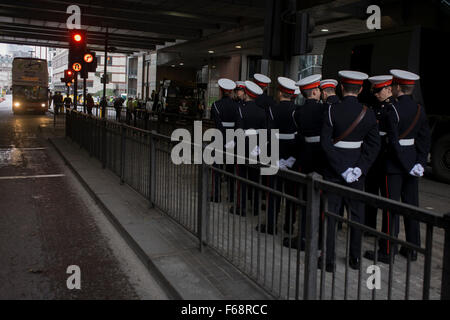 London, UK. 14. November 2015. Soldaten versammeln sich vor dem Lord Mayor Show in der Londoner City, alten finanziellen Bezirk der Hauptstadt, die von den Römern im 1. Jahrhundert gegründet. Dies ist der Festzug 800. Geburtstag und die 250 Jahre alte geführte Staat Pferdekutsche gezogen werden durch die mittelalterlichen Gassen mit dem neu gewählten Bürgermeister zusammen mit 7.000 andere. Dies geschah zunächst in 1215 damit die älteste und längste bürgerliche Prozession der Welt die Beulenpest und die Blitz überlebt. Richard Baker / Alamy Live News Stockfoto