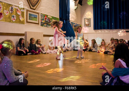Horizontale Porträt der jungen Mädchen sitzen in einem Kreis in einen Tanzwettbewerb auf einer Geburtstagsfeier. Stockfoto