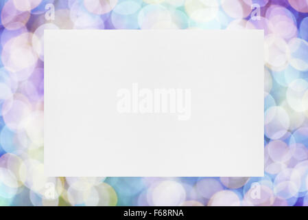 Papierblatt auf festliche Lichter Hintergrund Stockfoto