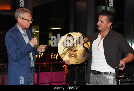 München, Deutschland. 13. November 2015. Geschäftsführer der Electrola, Joerg Hellwig (l) und österreichische Sänger Andreas Gabalier sprechen über seine Auszeichnung für das Lied "Da Komm ich ihr", auf der After-Show-Party zu seinem Konzert in München, 13. November 2015. Foto: FELIX HOERHAGER/DPA/Alamy Live-Nachrichten Stockfoto