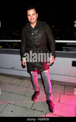 München, Deutschland. 13. November 2015. Österreichische Sänger Andreas Gabalier Lächeln bei der After-Show party für sein Konzert in München, 13. November 2015. Foto: FELIX HOERHAGER/DPA/Alamy Live-Nachrichten Stockfoto