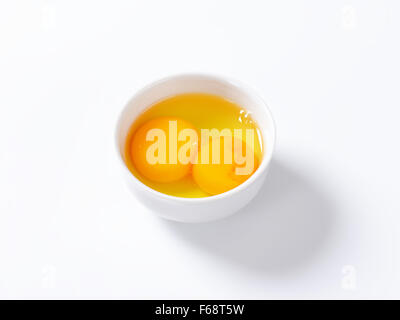 Frisches Eiweiß und Eigelb in die Schüssel weiß Stockfoto