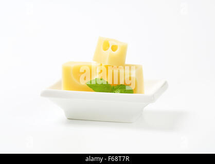 frische Emmentaler Käsewürfel in Schüssel weiß Stockfoto