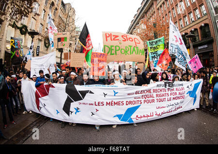 Hamburg, Deutschland. 14. November 2015. Demonstranten halten Banner und Schilder während einer Kundgebung statt zur Unterstützung der Rechte von Flüchtlingen in der Innenstadt von Hamburg, Deutschland, 14. November 2015. Mehr als 6000 Menschen sammelten sich zu einer Kundgebung mit dem Titel "Flüchtlinge willkommen - bedeutet gleiche Rechte für alle". Foto: DANIEL BOCKWOLDT/Dpa/Alamy Live News Stockfoto